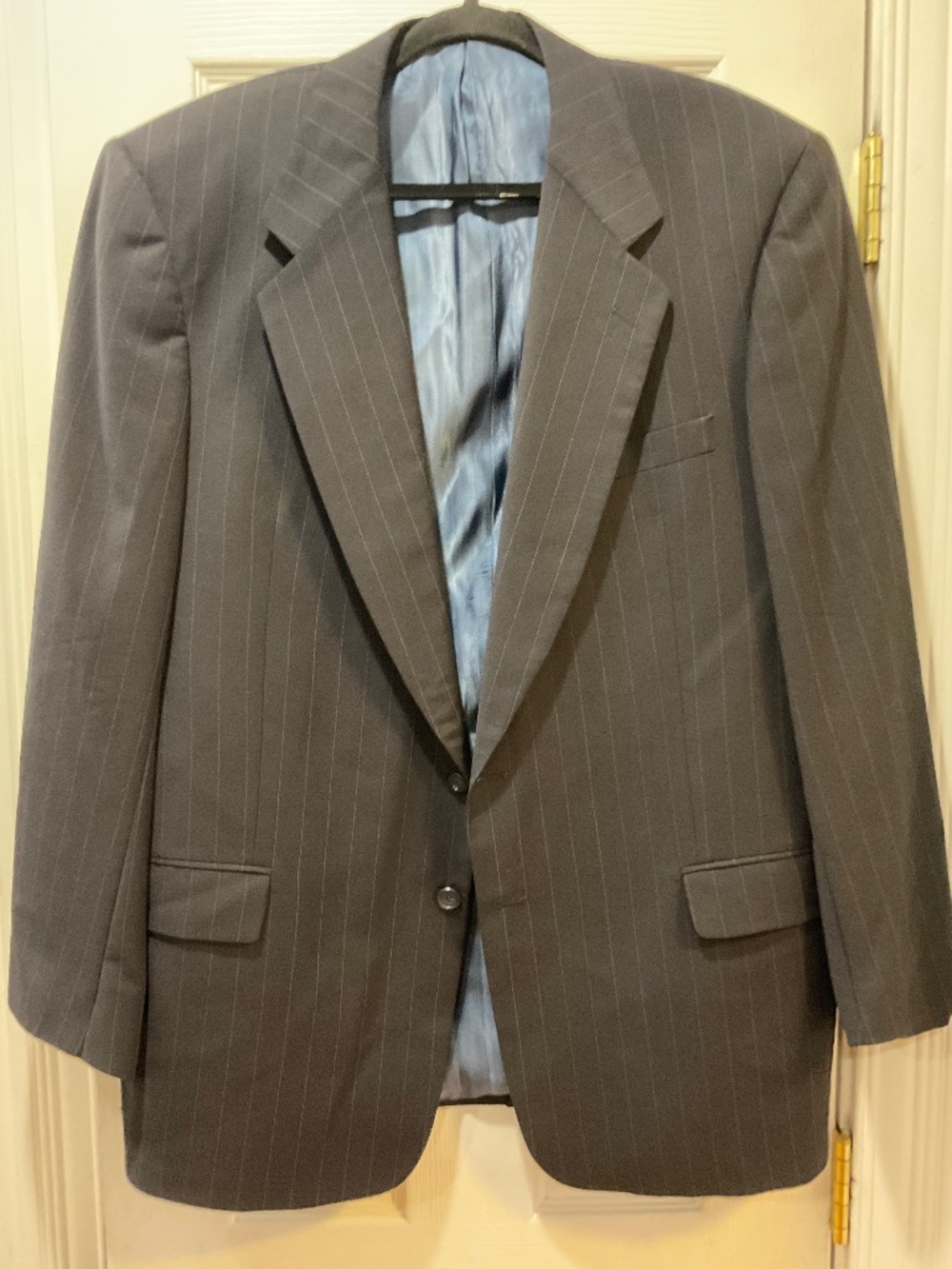 Louis Roth Men’s Black Pinstripe Wool Blazer Sport Coat. Size: 42L. Pre Owned